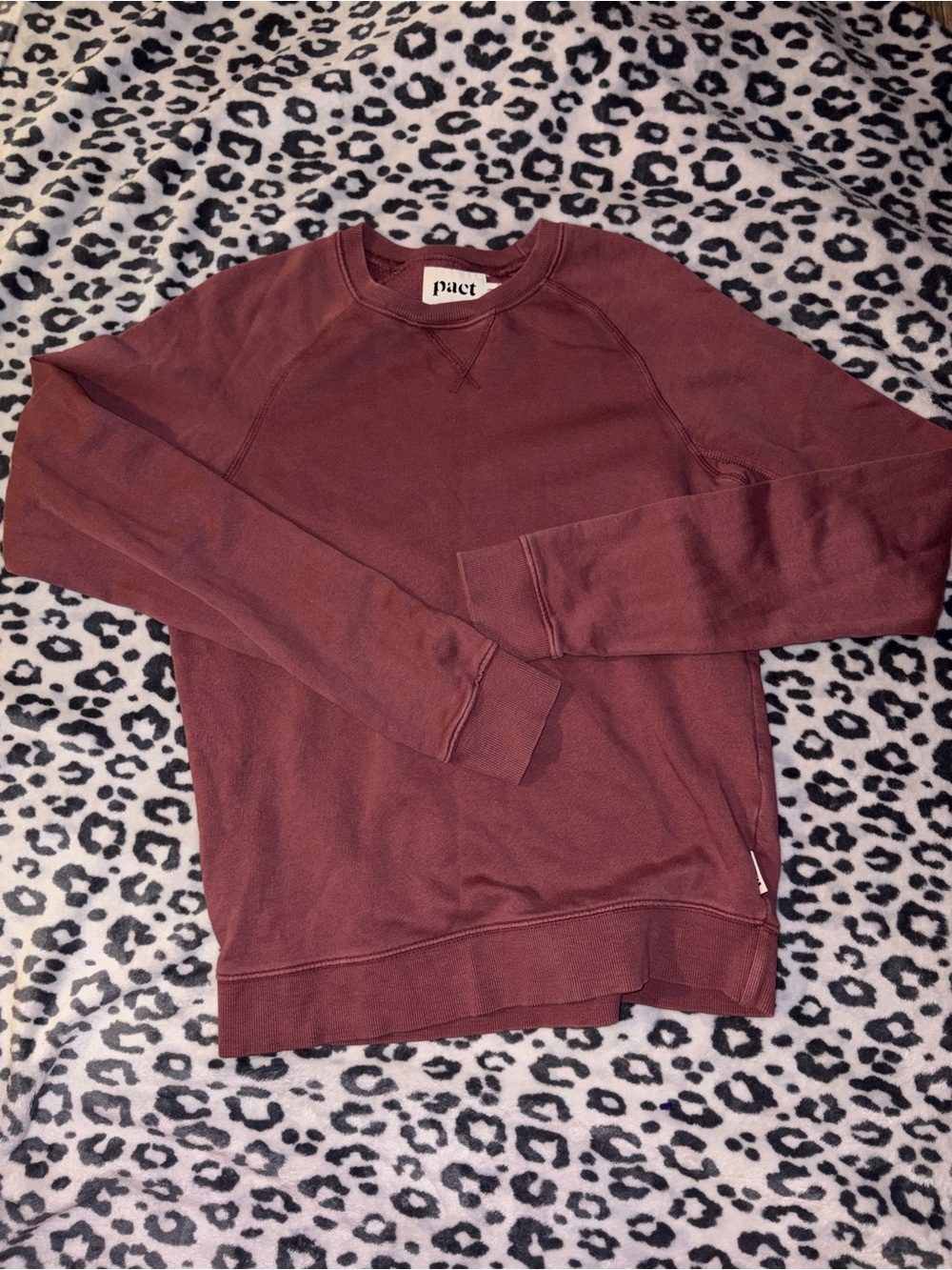 Pact Women’s Crewneck Sweatshirt in Burgundy